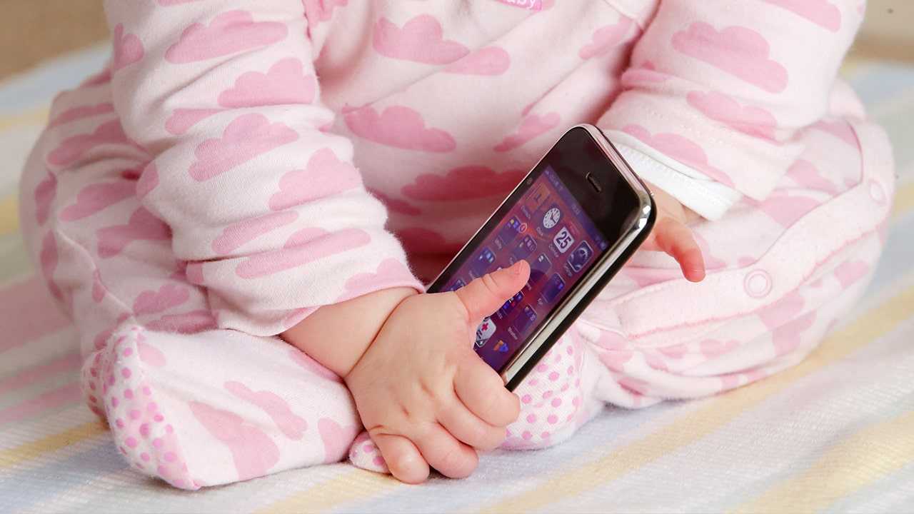 Почему не надо давать смартфон ребенку?